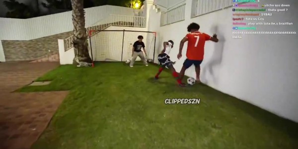 小技术如何？迷你罗参与网红直播，1v1把对手爆中爆😍