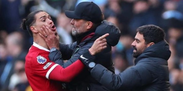 电竞世界杯-“天王山之战”握手言和，曼城丢榜首枪手渔翁得利