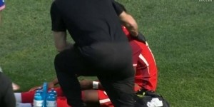 踢球者：阿方索-戴维斯正在接受检查，拜仁认为球员伤势不重